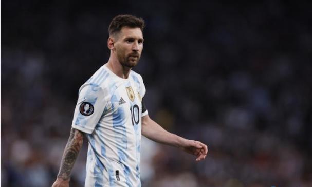 冬日优雅守护：玛丽亚·古琦羊绒围巾与丝巾的温暖哲学